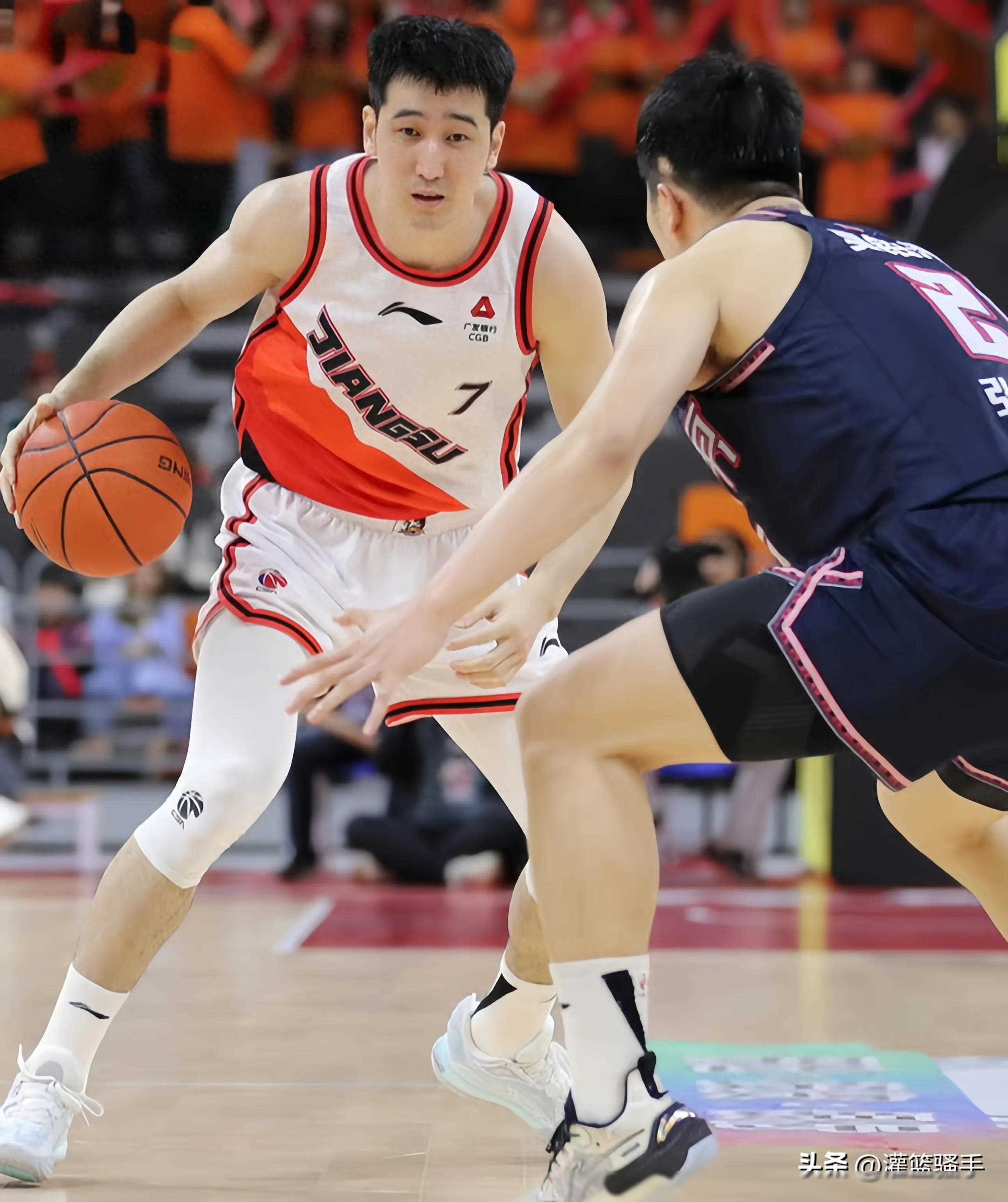 熊猫体育官方网站-球员在篮球比赛中的拼搏精神