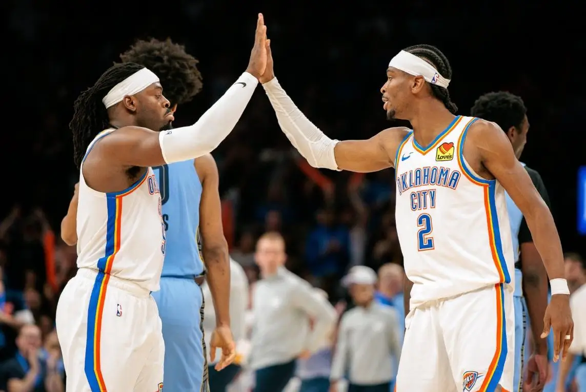 雄鹿惊险击败灰熊，保持领先