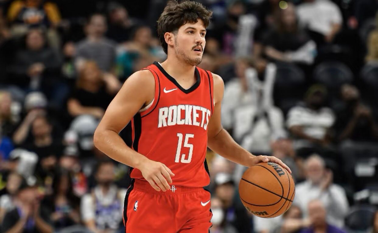 年轻球员获得主力位置，展示出色的技术和战术眼光