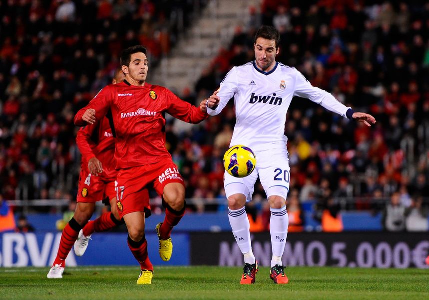 体育赛事直播-瓦伦西亚大胜格兰纳达，伊瓜因进球破门