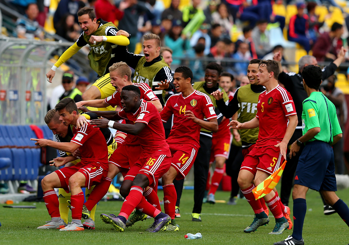 包含意甲球员在场上全力以赴迎接激烈对抗的词条